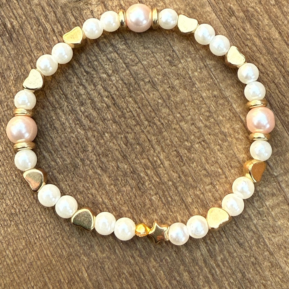 Chic Gold and Pearl Heart Bracelet